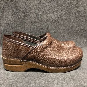 Dansko Professional Womens Brown Woven Leather Clogs Size 40 US 9.5-10